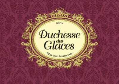 Une nouvelle robe pour des glaces artisanales d’exception Duchesse des Glaces, marque française de glaces artisanales, revisite l’habillage de ses créations à travers une refonte packaging soignée et authentique. Fidèle à ses racines artisanales, la marque met en avant son savoir-faire traditionnel, l’amour des ingrédients bruts et la qualité de fabrication locale. Ce nouvel écrin visuel sublime le produit sans en masquer l’essentiel : une glace faite avec passion, patience et exigence.