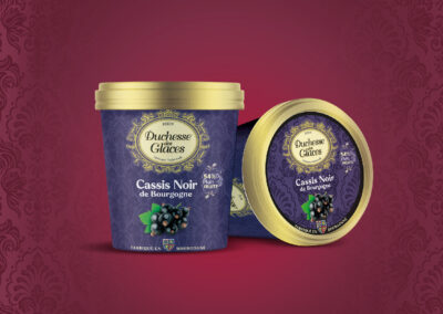 Une nouvelle robe pour des glaces artisanales d’exception Duchesse des Glaces, marque française de glaces artisanales, revisite l’habillage de ses créations à travers une refonte packaging soignée et authentique. Fidèle à ses racines artisanales, la marque met en avant son savoir-faire traditionnel, l’amour des ingrédients bruts et la qualité de fabrication locale. Ce nouvel écrin visuel sublime le produit sans en masquer l’essentiel : une glace faite avec passion, patience et exigence.