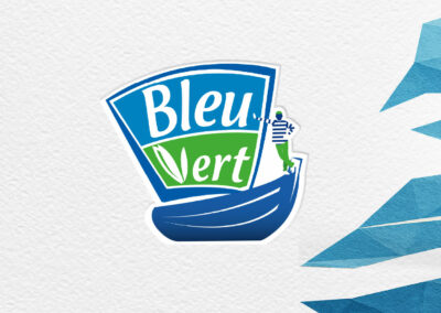 Une nouvelle vague pour la marque Bleu Vert La marque Bleu Vert, reconnue pour son savoir-faire dans les produits de la mer de qualité, évolue avec une refonte complète de ses packagings. Cette transformation visuelle incarne un positionnement fort : celui d’une alimentation marine responsable, transparente et respectueuse de l’océan. Des packagings qui racontent la mer Inspirés par les couleurs naturelles des côtes, des fonds marins et des éléments maritimes, les nouveaux emballages Bleu Vert offrent un design épuré, contemporain et immédiatement reconnaissable. Chaque référence – poissons en conserve, tartinables, algues, ou produits cuisinés – bénéficie d’un code couleur et d’une signalétique claire pour guider le consommateur dans ses choix. ✔️ Origine des espèces et zones de pêche mises en avant ✔️ Labels (bio, MSC, pêche durable) bien identifiables ✔️ Informations nutritionnelles lisibles d’un seul coup d’œil