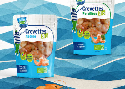 Une nouvelle vague pour la marque Bleu Vert La marque Bleu Vert, reconnue pour son savoir-faire dans les produits de la mer de qualité, évolue avec une refonte complète de ses packagings. Cette transformation visuelle incarne un positionnement fort : celui d’une alimentation marine responsable, transparente et respectueuse de l’océan. Des packagings qui racontent la mer Inspirés par les couleurs naturelles des côtes, des fonds marins et des éléments maritimes, les nouveaux emballages Bleu Vert offrent un design épuré, contemporain et immédiatement reconnaissable. Chaque référence – poissons en conserve, tartinables, algues, ou produits cuisinés – bénéficie d’un code couleur et d’une signalétique claire pour guider le consommateur dans ses choix. ✔️ Origine des espèces et zones de pêche mises en avant ✔️ Labels (bio, MSC, pêche durable) bien identifiables ✔️ Informations nutritionnelles lisibles d’un seul coup d’œil